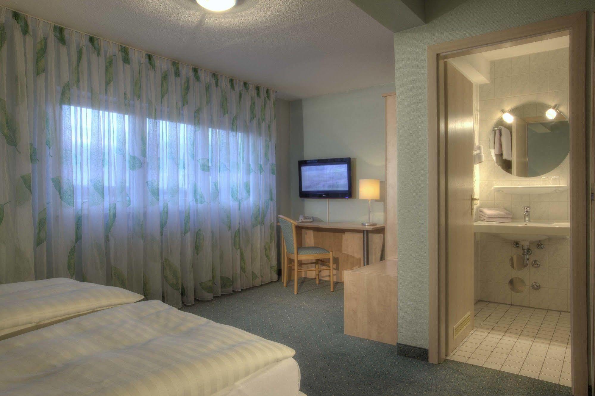 Hotel Zur Muehle Urbach  Bagian luar foto